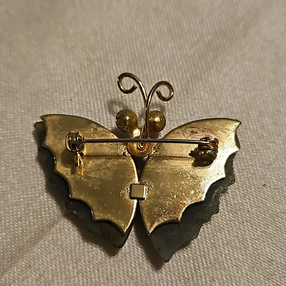 Vintage Jade And Coral Butterfly Pendant with Gold-Tone Metal 60's or 70's Craft - Picture 4 of 4